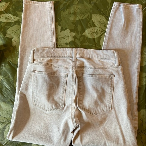 Gap, true skinny size 27, jeans in light stonewash with generous pockets. Great! - Picture 4 of 6
